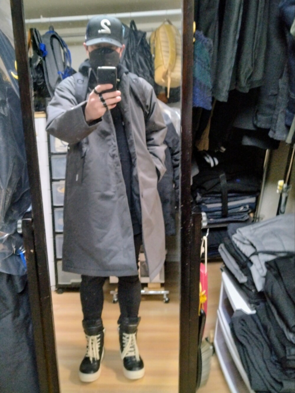 「Rick OwensのRick Owens - レースアップ スニーカー - men - カーフレザー/レザー/rubber - 40（スニーカー、ブラック系）」を使った、高さん（メンズ・176cm）の春コーディネートの1枚目の写真