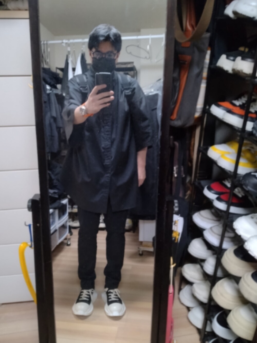 「DRKSHDWの【DRKSHDW】ABSTRACT SNEAK（スニーカー、ブラック系）」を使った、高さん（メンズ・176cm）の春コーディネートの1枚目の写真