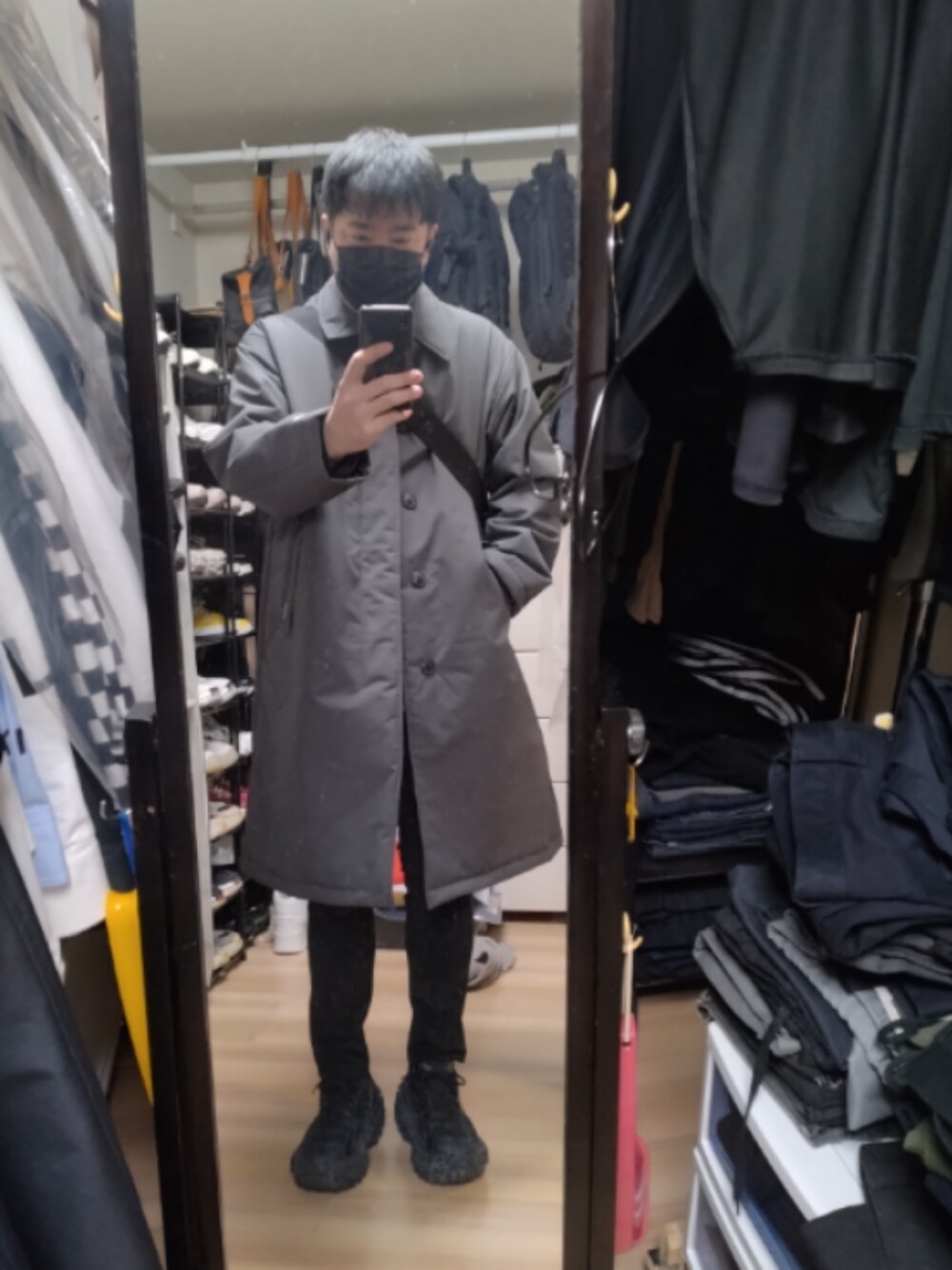 「BALENCIAGAのDefender（スニーカー、ブラック系）」を使った、高さん（メンズ・176cm）の冬コーディネートの1枚目の写真