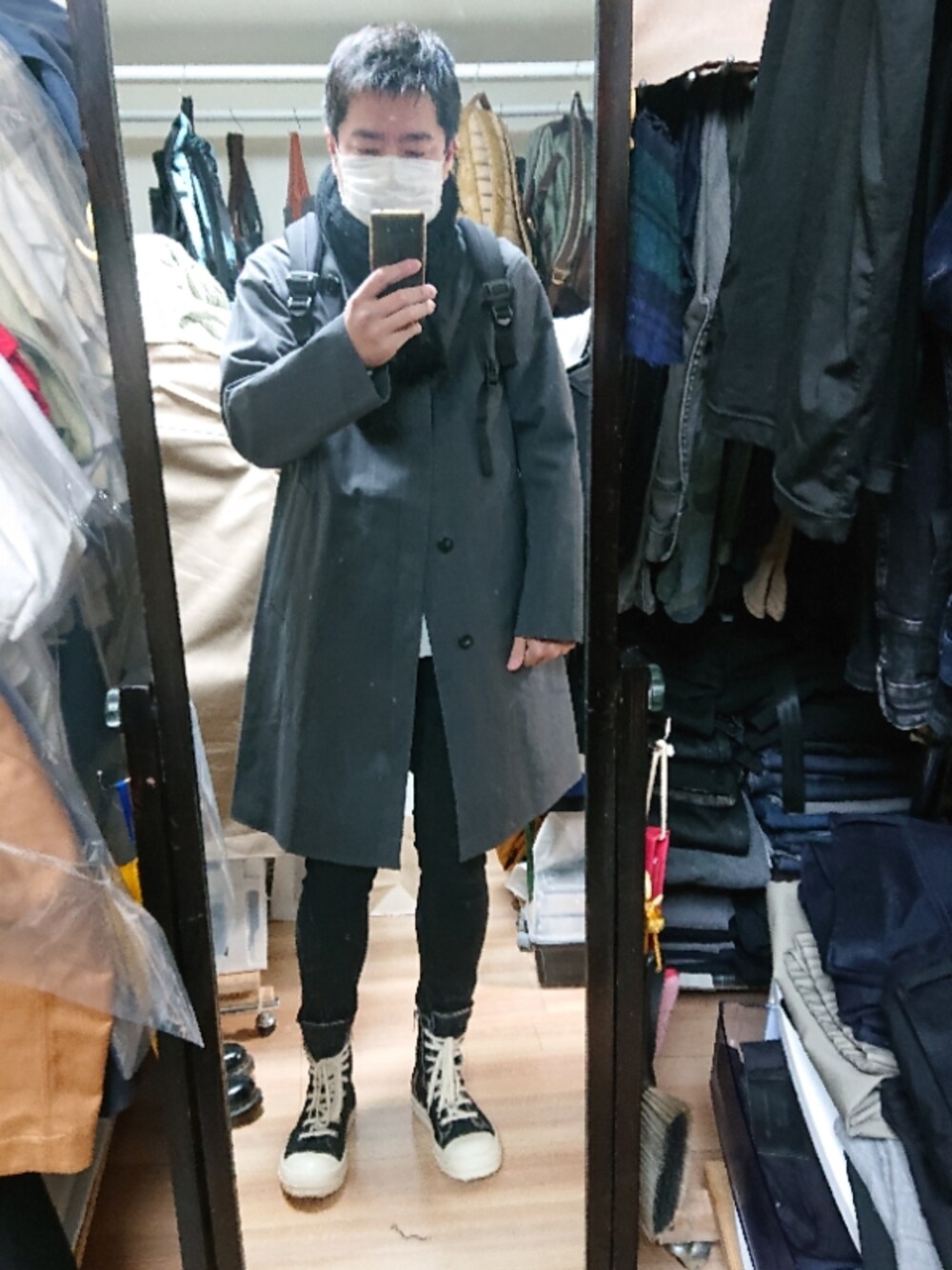 「DRKSHDWのDRKSHDW / ダークシャドウ：SNEAKERS：スニーカー：DU17S5800-MUP-BLK[WAX]（スニーカー、ブラック系）」を使った、高さん（メンズ・176cm）の冬コーディネートの1枚目の写真