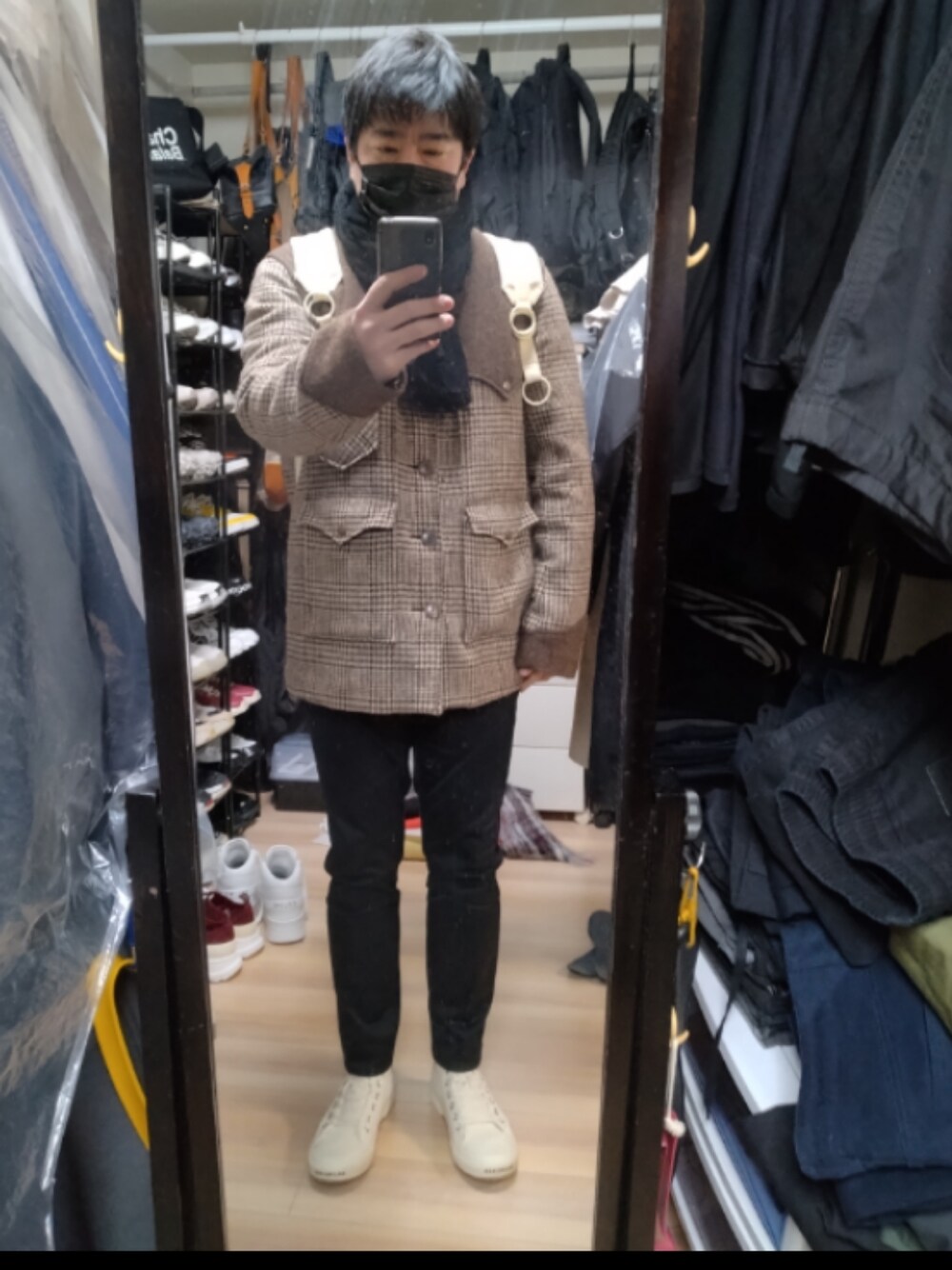 「BALENCIAGAのPARIS HIGH TOP（スニーカー、ホワイト系）」を使った、高さん（メンズ・176cm）の冬コーディネートの1枚目の写真