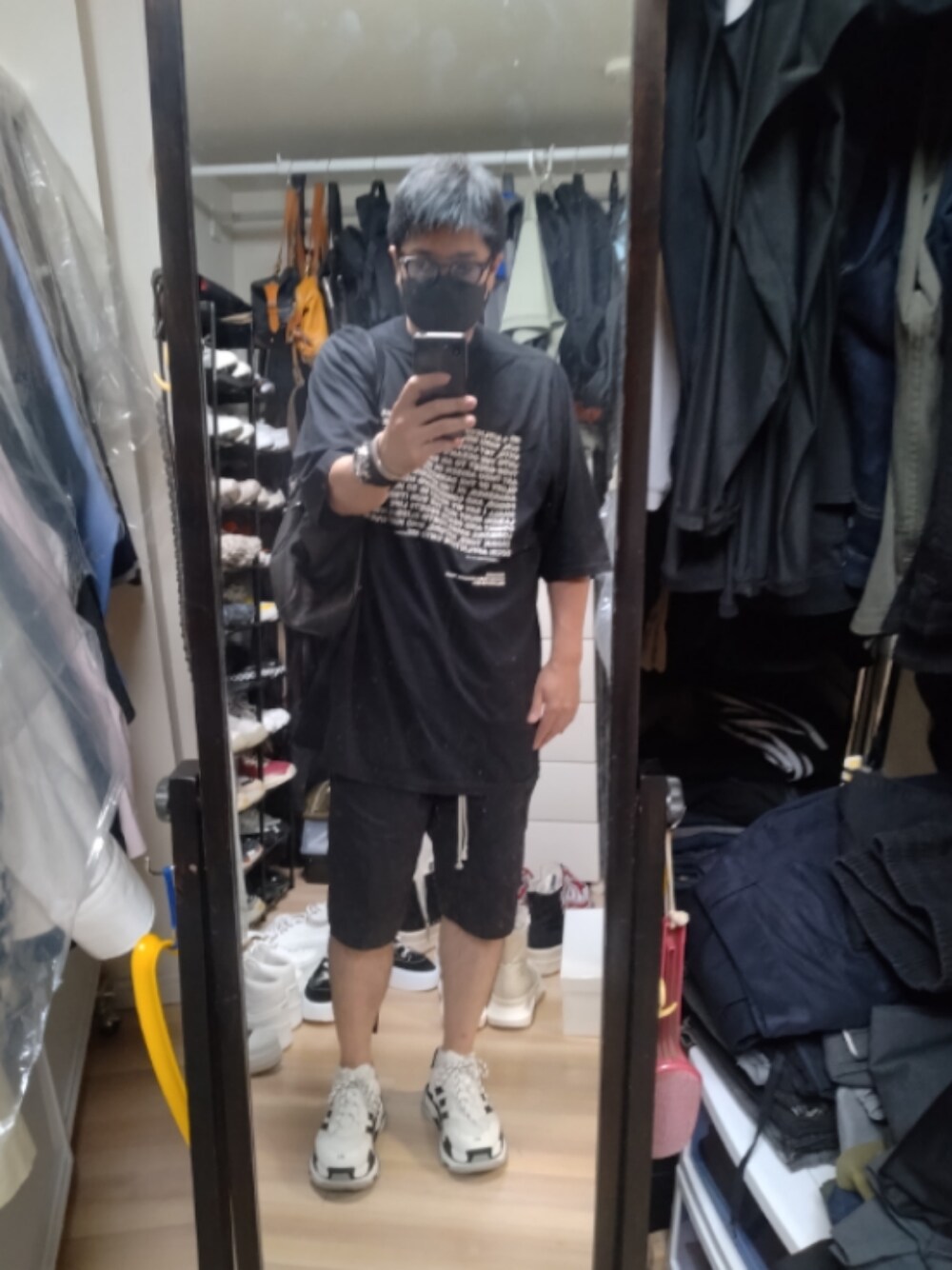 「BALENCIAGAのBALENCIAGA / ADIDAS TRIPLE S（スニーカー、ホワイト系）」を使った、高さん（メンズ・176cm）の秋コーディネートの1枚目の写真