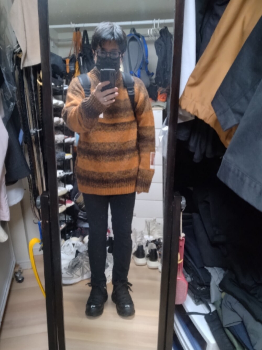 「BURBERRYのアイテム（スニーカー、ブラック系）」を使った、高さん（メンズ・176cm）の冬コーディネートの1枚目の写真