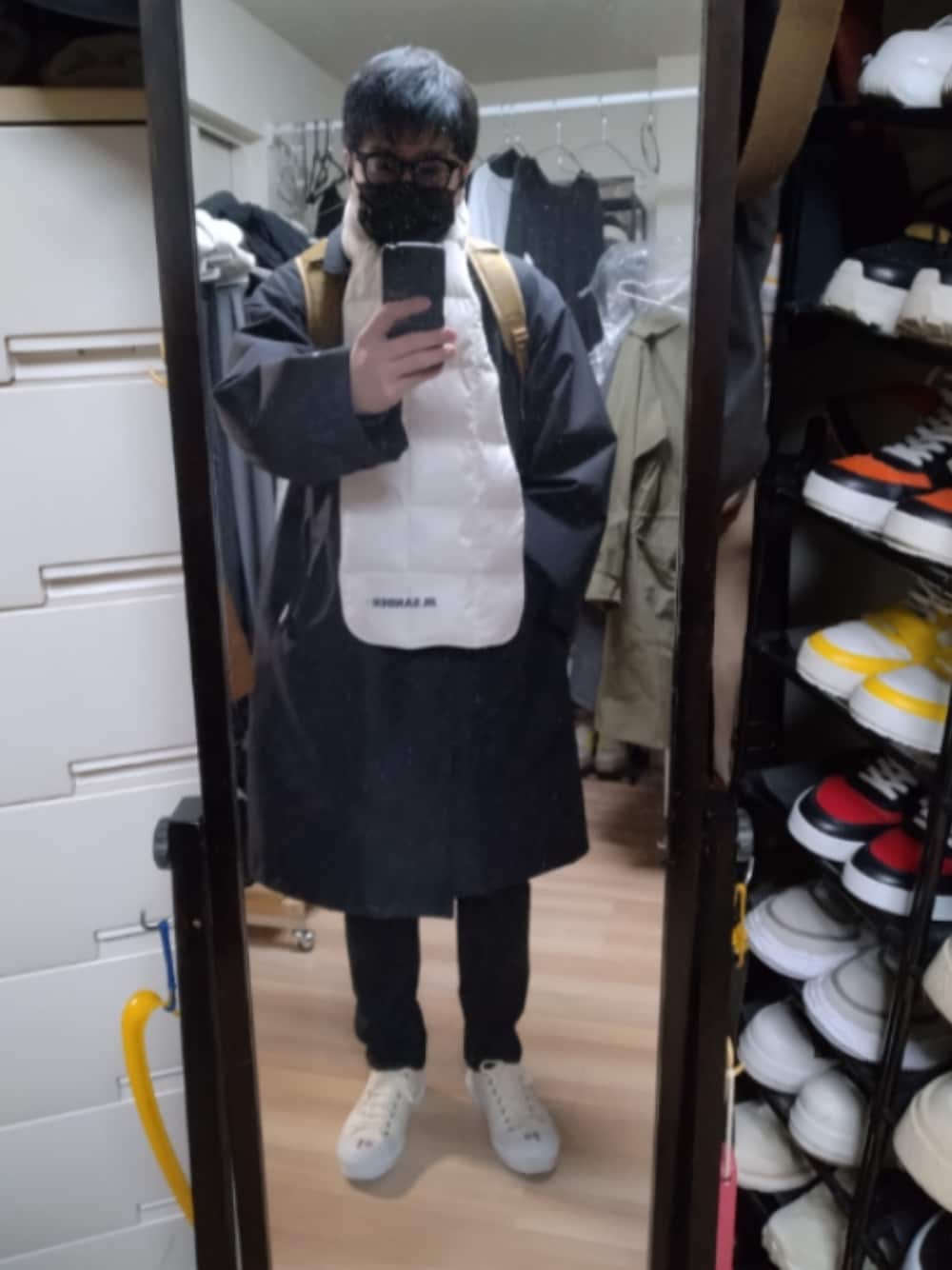 「BURBERRYのアイテム（スニーカー、ホワイト系）」を使った、高さん（メンズ・176cm）の冬コーディネートの1枚目の写真