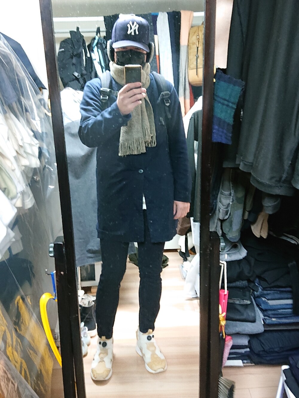 「Reebokのアイテム（スニーカー、ベージュ系）」を使った、高さん（メンズ・176cm）の冬コーディネートの1枚目の写真