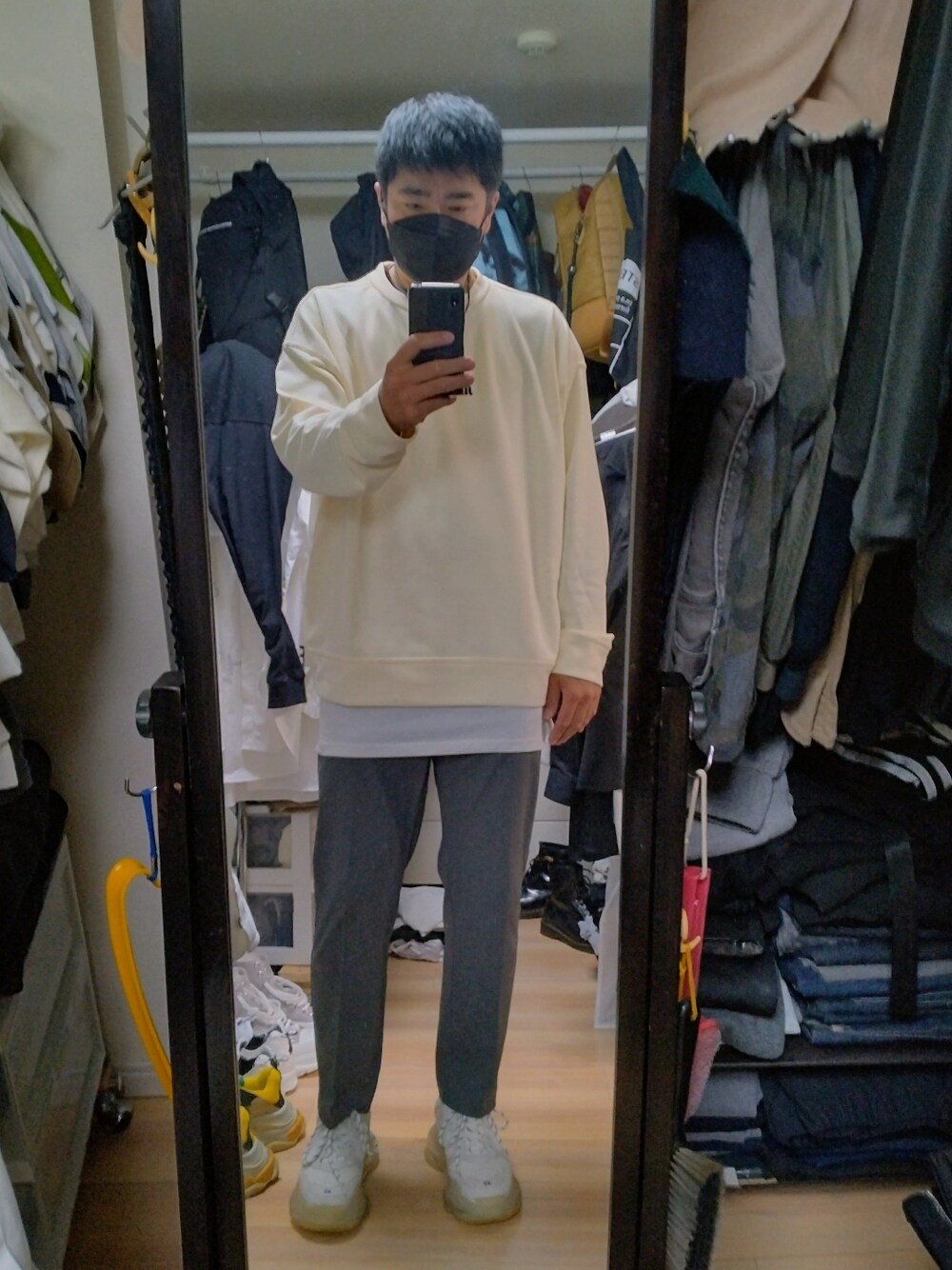 「BALENCIAGAのTriple S（スニーカー、ホワイト系）」を使った、高さん（メンズ・176cm）の秋コーディネートの1枚目の写真