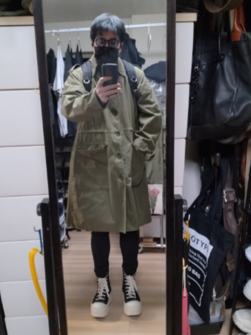 「DRKSHDWのMega Bumper Sneaks （スニーカー、ブラック系）」を使った、高さん（メンズ・176cm）の春コーディネートの1枚目の写真