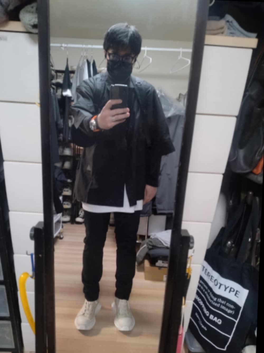 「DRKSHDWのAbstract Sneaks（スニーカー、ホワイト系）」を使った、高さん（メンズ・176cm）の春コーディネートの1枚目の写真