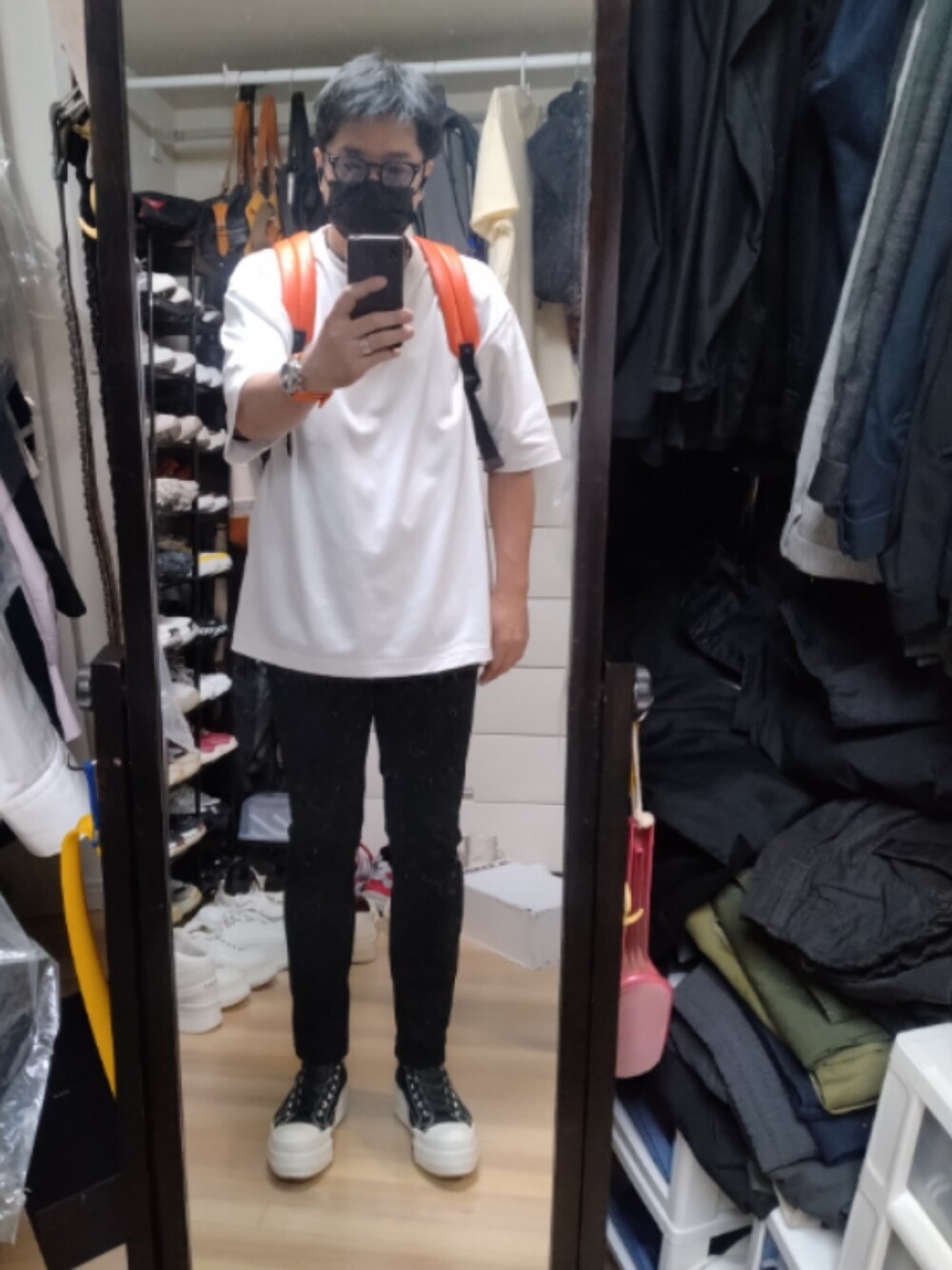 「DRKSHDWのdrkshdw×CONVERSE（スニーカー、ブラック系）」を使った、高さん（メンズ・176cm）の夏コーディネートの1枚目の写真