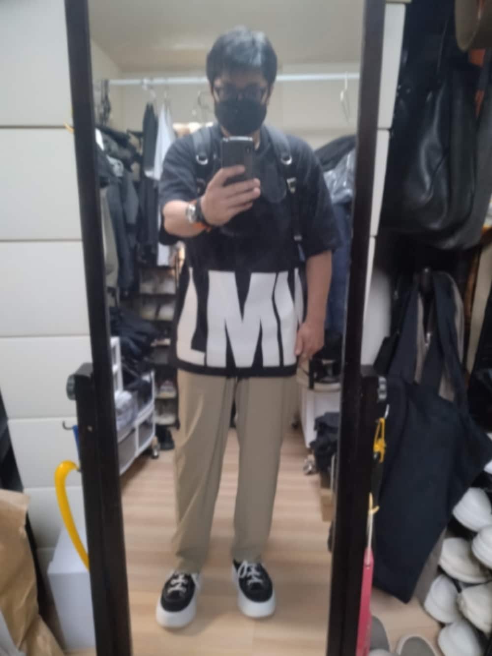 「MM6 Maison MargielaのMM6 Maison Margiela スニーカーズ（スニーカー、ブラック系）」を使った、高さん（メンズ・176cm）の夏コーディネートの1枚目の写真