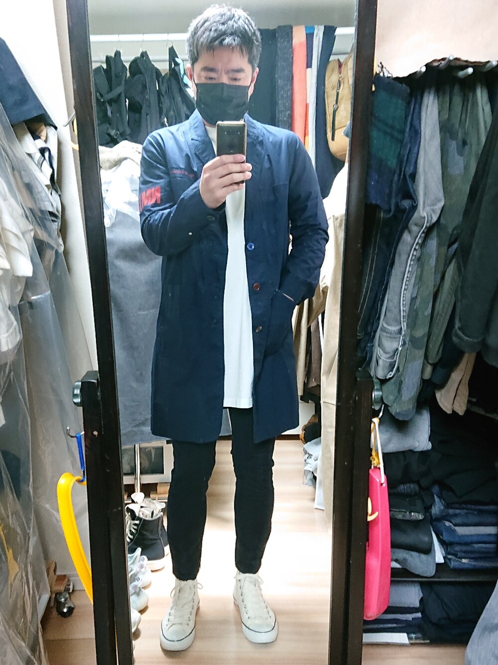「BEAMSのBEAMS × CONVERSE（スニーカー、ホワイト系）」を使った、高さん（メンズ・176cm）の春コーディネートの1枚目の写真