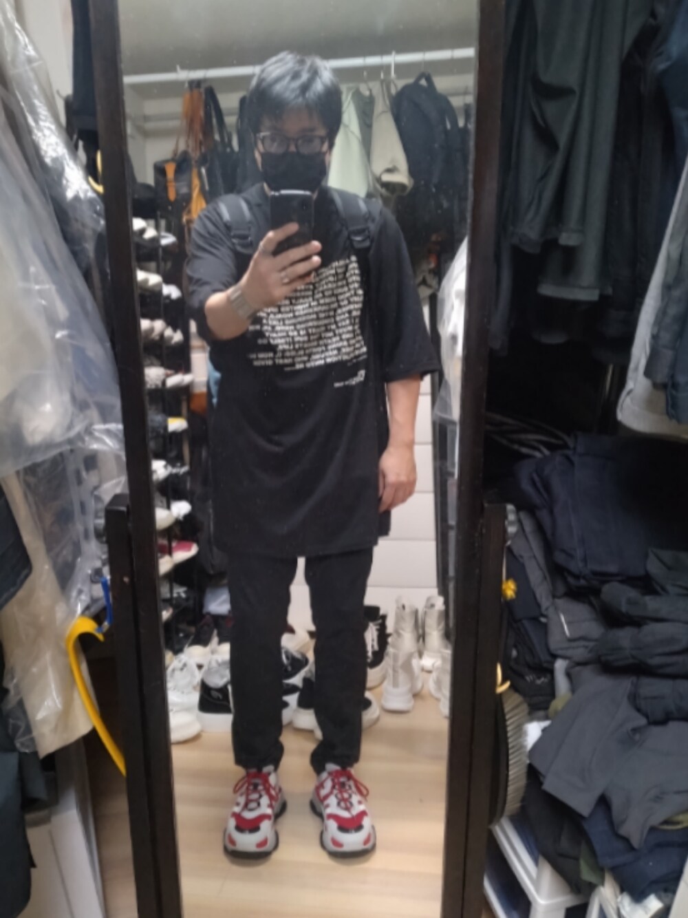 「BALENCIAGAのアイテム（スニーカー、レッド系）」を使った、高さん（メンズ・176cm）の秋コーディネートの1枚目の写真