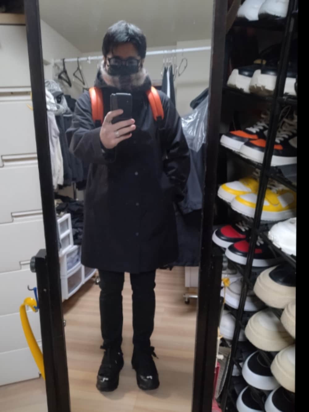 「BURBERRYのアイテム（スニーカー、ブラック系）」を使った、高さん（メンズ・176cm）の冬コーディネートの1枚目の写真