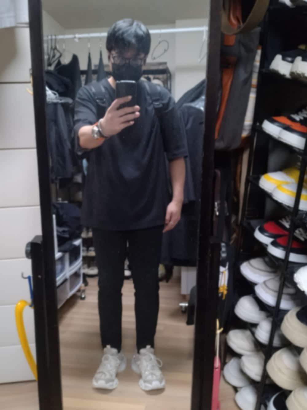 「adidasのXLG Runner Deluxe（スニーカー、ベージュ系）」を使った、高さん（メンズ・176cm）の春コーディネートの1枚目の写真