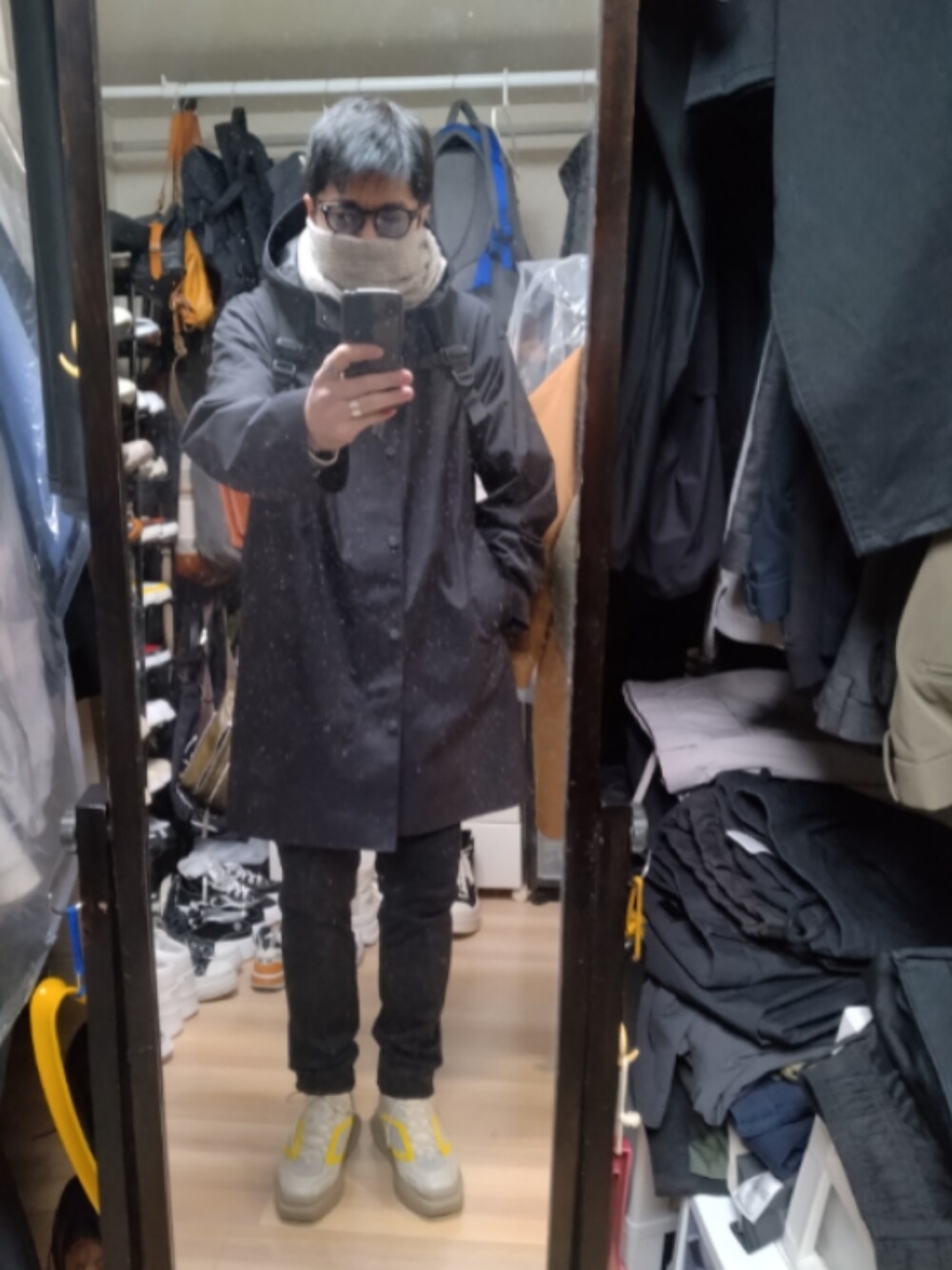 「1017 ALYX 9SMのHIGH TOP MONO HIKING SNEAKER（スニーカー、ベージュ系）」を使った、高さん（メンズ・176cm）の冬コーディネートの1枚目の写真