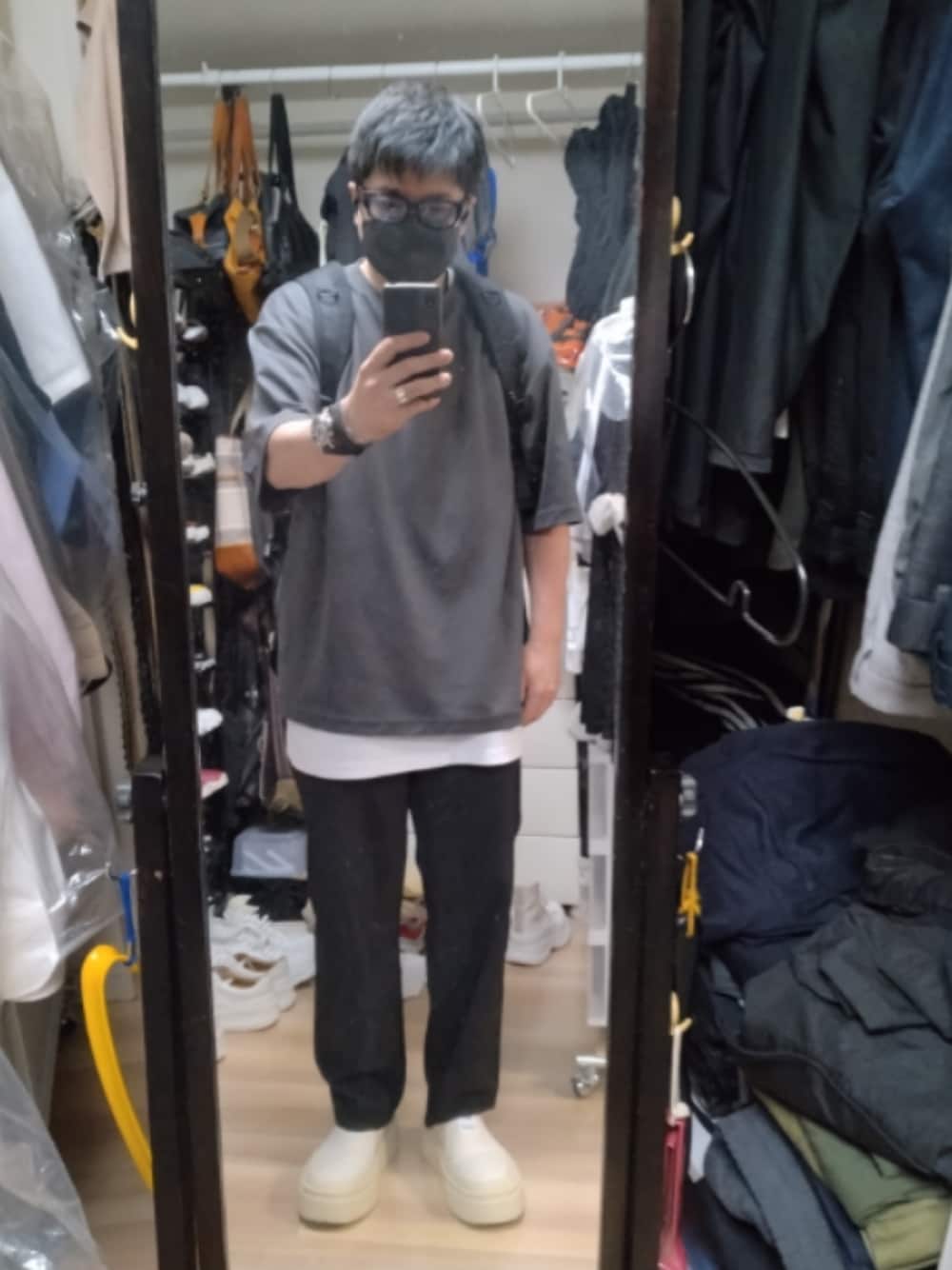 「MM6 Maison Margielaのアイテム（スニーカー、ホワイト系）」を使った、高さん（メンズ・176cm）の夏コーディネートの1枚目の写真