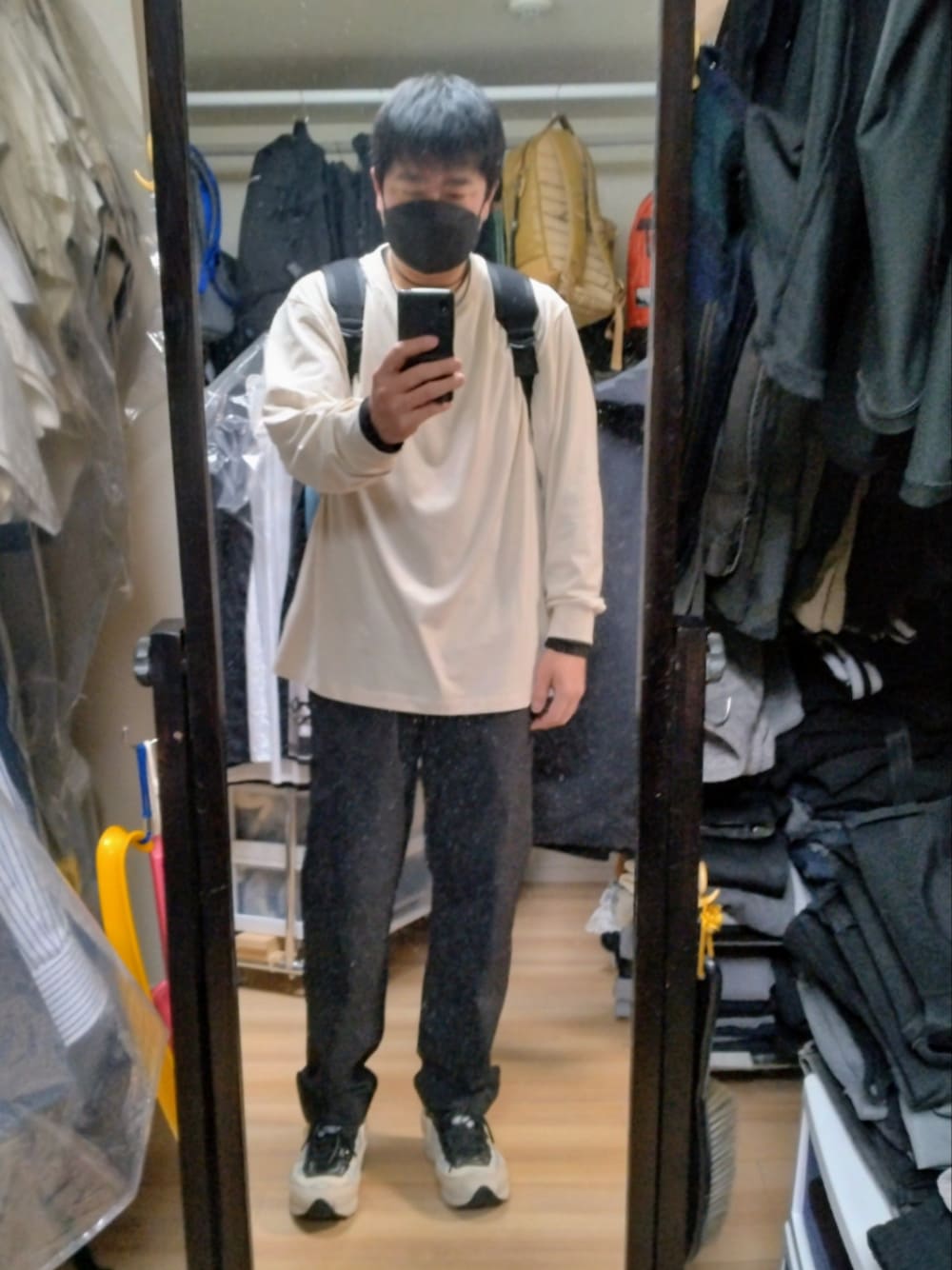 「adidas by RAF SIMONSのadidas by RAF SIMONS アディダスバイラフシモンズ　RS OZWEEGO　III スニーカー（スニーカー、ホワイト系）」を使った、高さん（メンズ・176cm）の春コーディネートの1枚目の写真