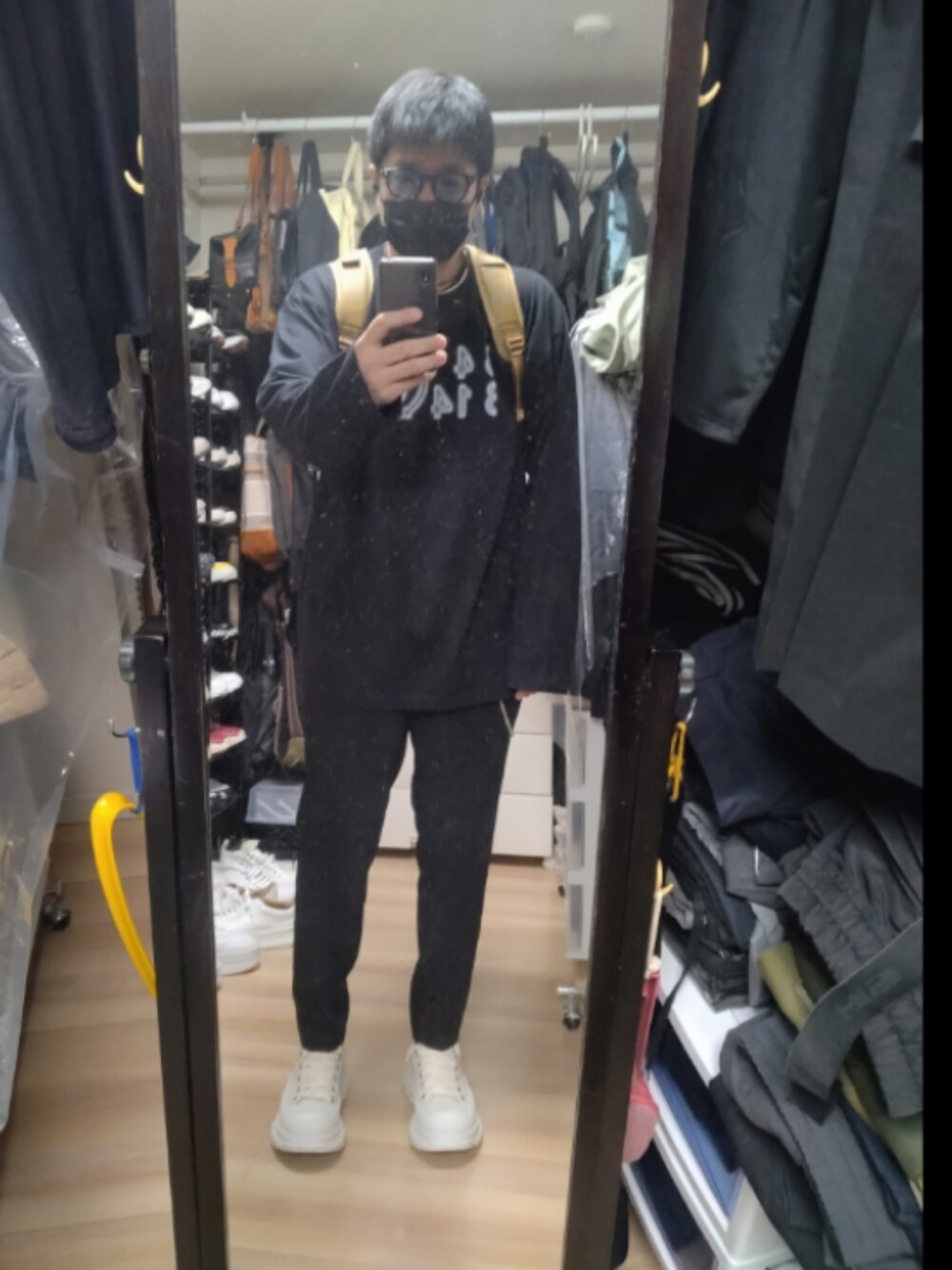 「Alexander McQueenのTread Slick high（スニーカー、ホワイト系）」を使った、高さん（メンズ・176cm）の春コーディネートの1枚目の写真