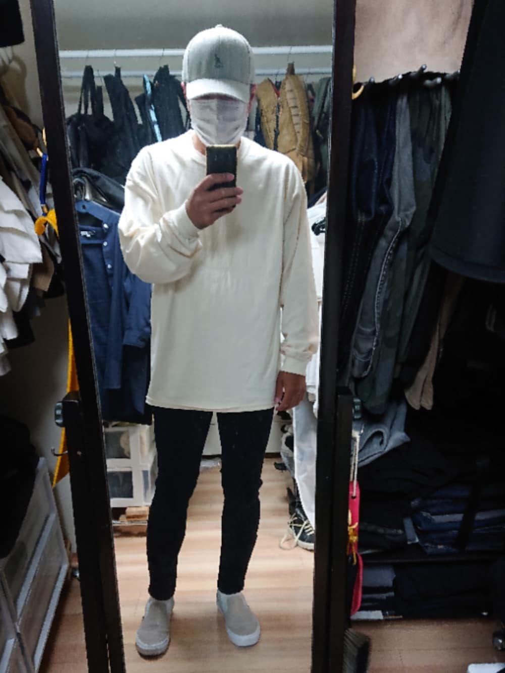 「VANSのアイテム（スリッポン、シルバー系）」を使った、高さん（メンズ・176cm）の秋コーディネートの1枚目の写真
