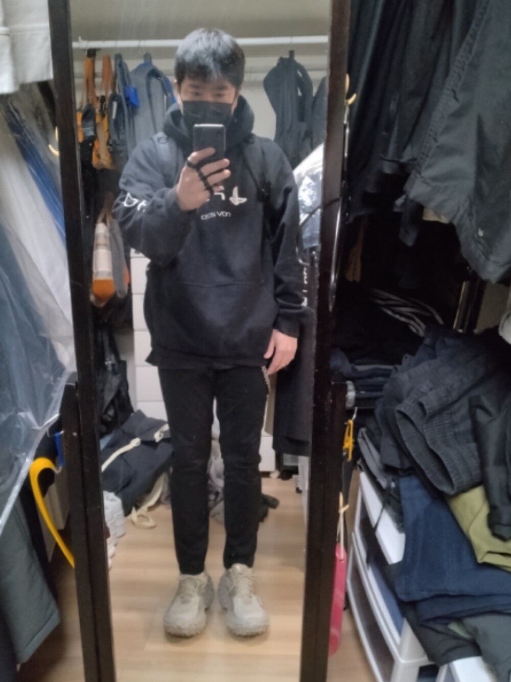 「BALENCIAGAのDefender（スニーカー、ベージュ系）」を使った、高さん（メンズ・176cm）の冬コーディネートの1枚目の写真