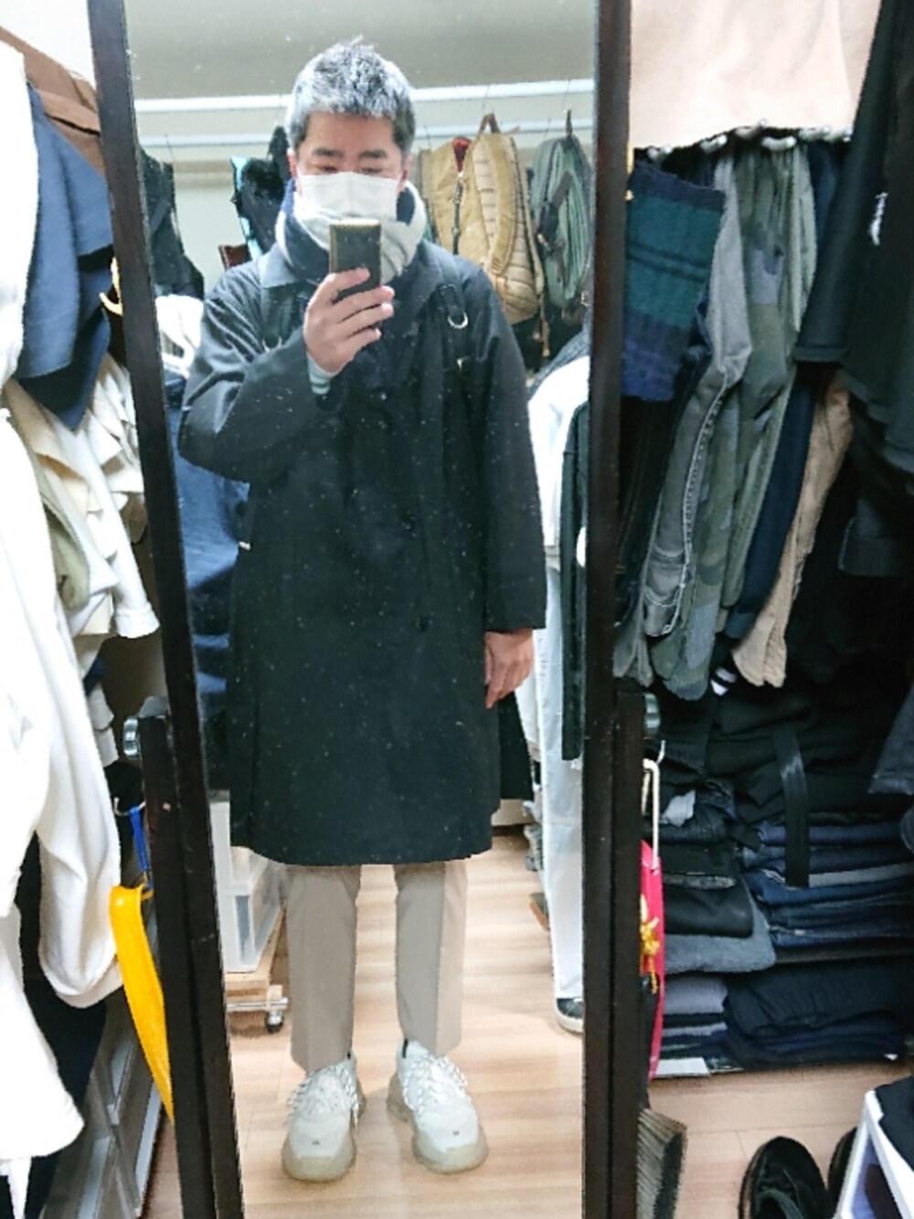 「BALENCIAGAのTriple S（スニーカー、ホワイト系）」を使った、高さん（メンズ・176cm）の冬コーディネートの1枚目の写真