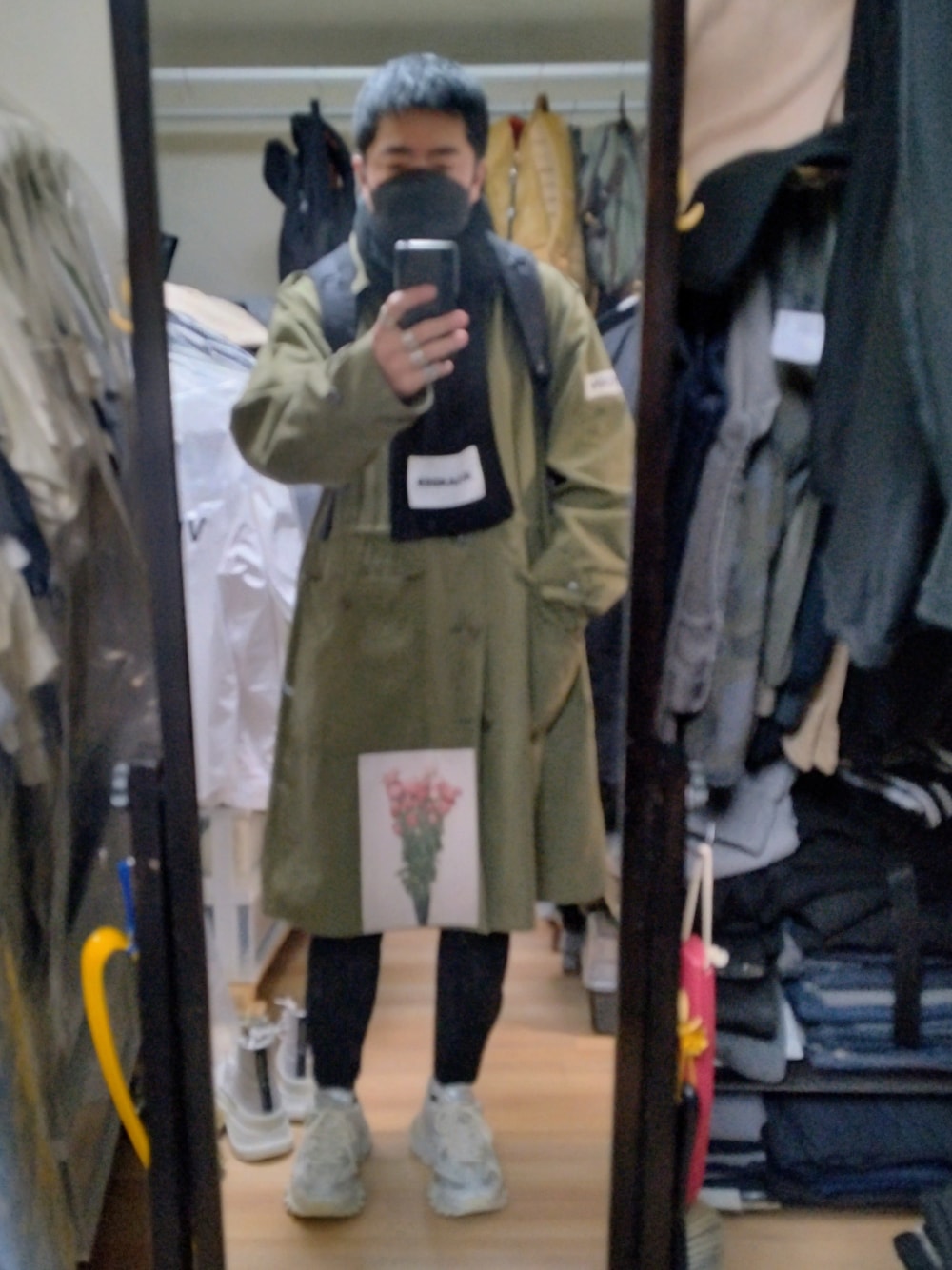 「BALENCIAGAのTrack.2（スニーカー、ホワイト系）」を使った、高さん（メンズ・176cm）の冬コーディネートの1枚目の写真