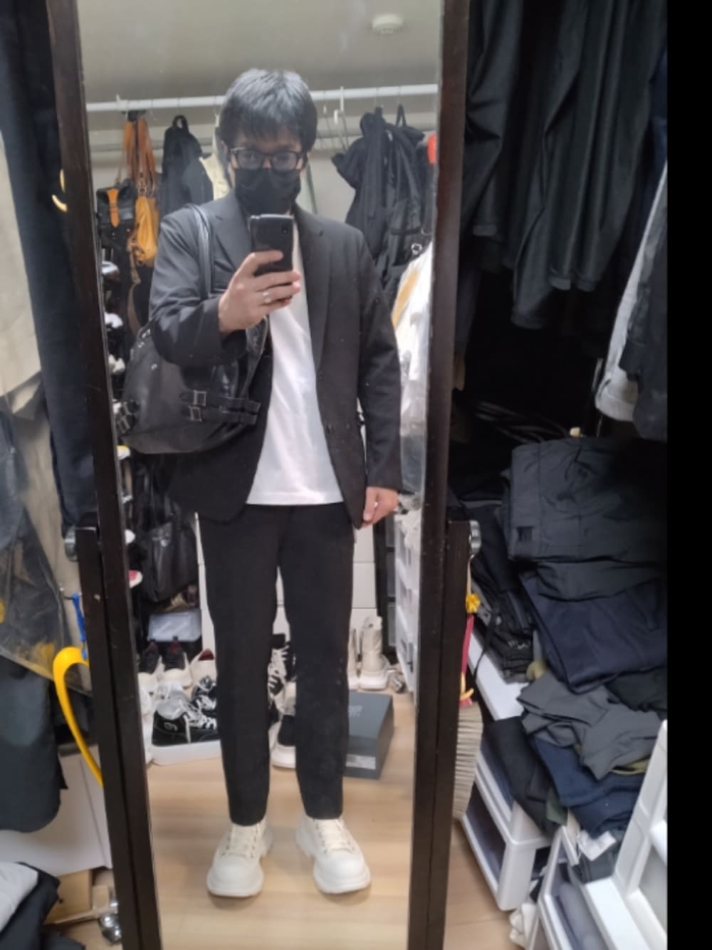 「Alexander McQueenのTread Slick high（スニーカー、ホワイト系）」を使った、高さん（メンズ・176cm）の秋コーディネートの1枚目の写真