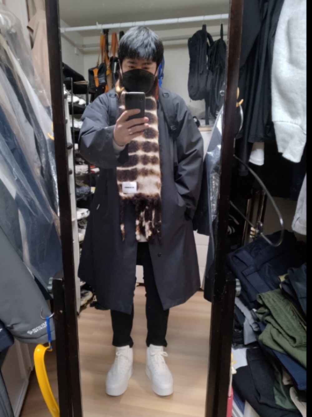 「CELINEのアイテム（スニーカー、ホワイト系）」を使った、高さん（メンズ・176cm）の冬コーディネートの1枚目の写真