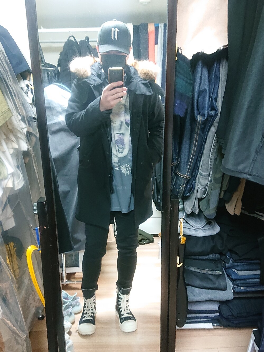 「DRKSHDWのDRKSHDW / ダークシャドウ：SNEAKERS：スニーカー：DU17S5800-MUP-BLK[WAX]（スニーカー、ブラック系）」を使った、高さん（メンズ・176cm）の冬コーディネートの1枚目の写真