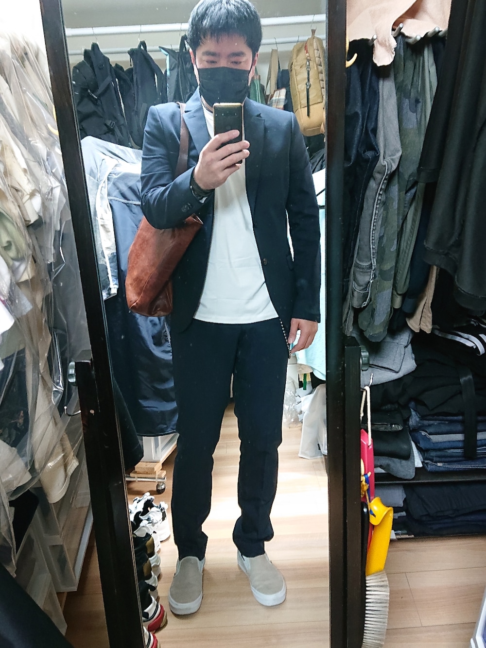 「VANSのアイテム（スリッポン、シルバー系）」を使った、高さん（メンズ・176cm）の春コーディネートの1枚目の写真