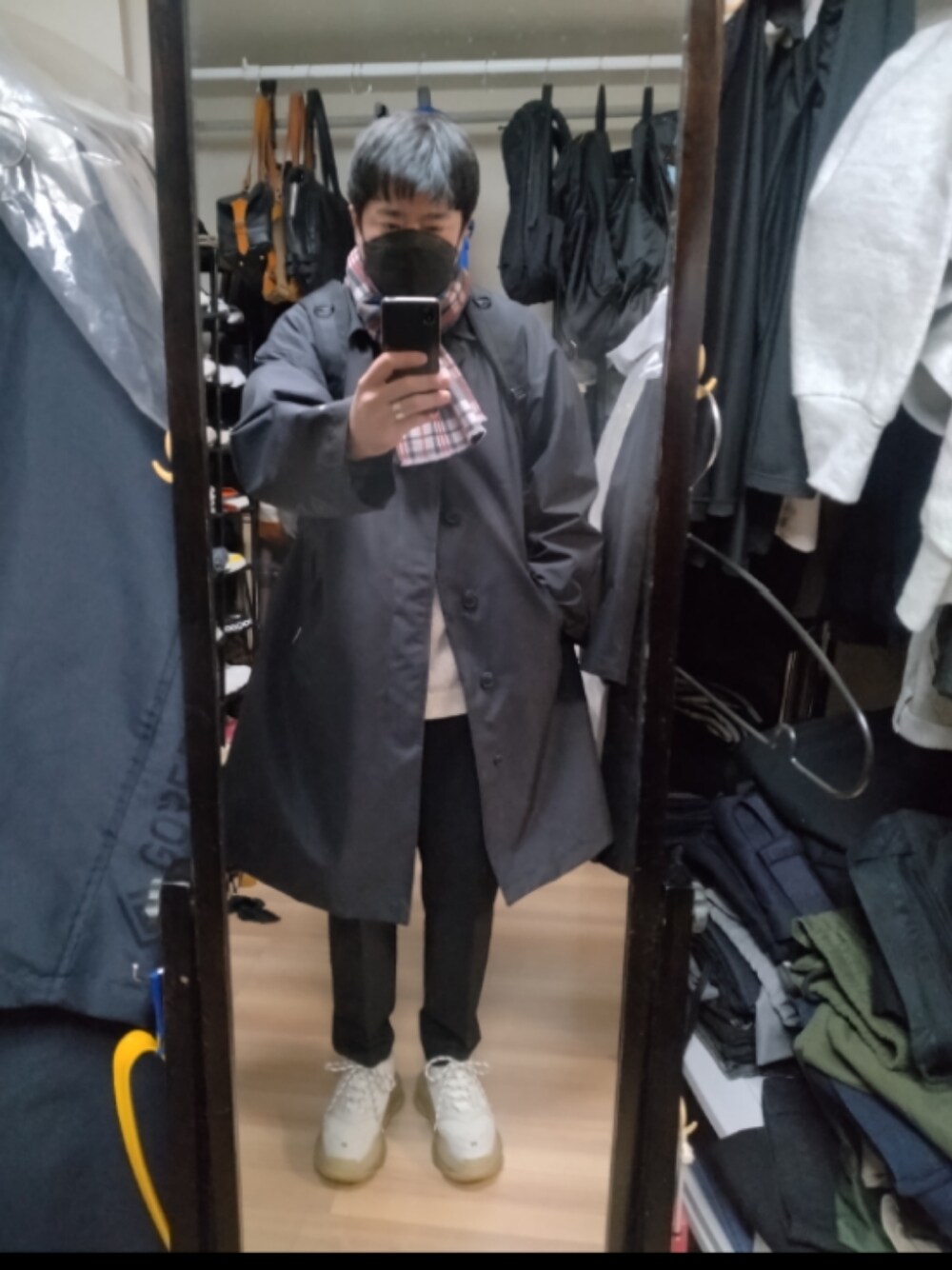 「BALENCIAGAのTriple S（スニーカー、ホワイト系）」を使った、高さん（メンズ・176cm）の冬コーディネートの1枚目の写真