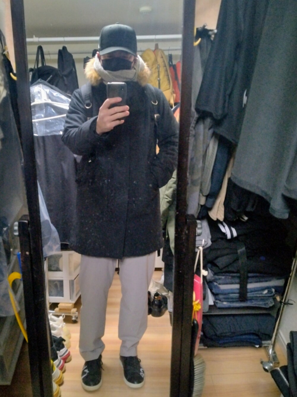 「UNDERCOVERのアイテム（スニーカー、ブラック系）」を使った、高さん（メンズ・176cm）の冬コーディネートの1枚目の写真