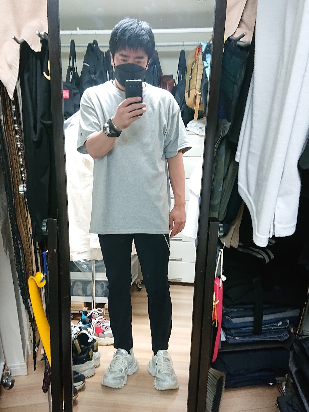 ホワイト系のスニーカー、ブルー系のその他パンツ、グレー系のTシャツ/カットソーを着用したメンズの夏コーディネートの1枚目の写真