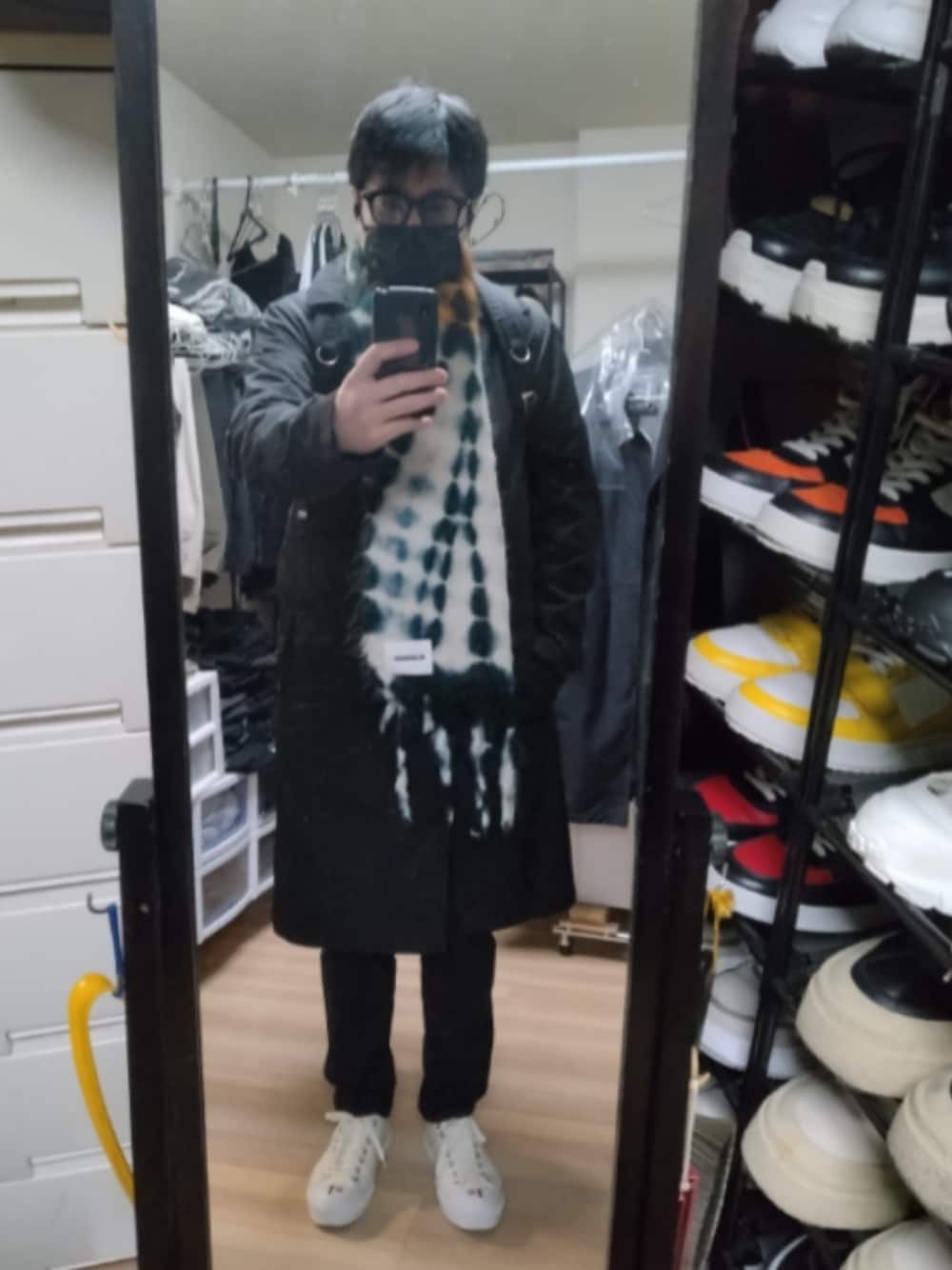 「BURBERRYのアイテム（スニーカー、ホワイト系）」を使った、高さん（メンズ・176cm）の冬コーディネートの1枚目の写真