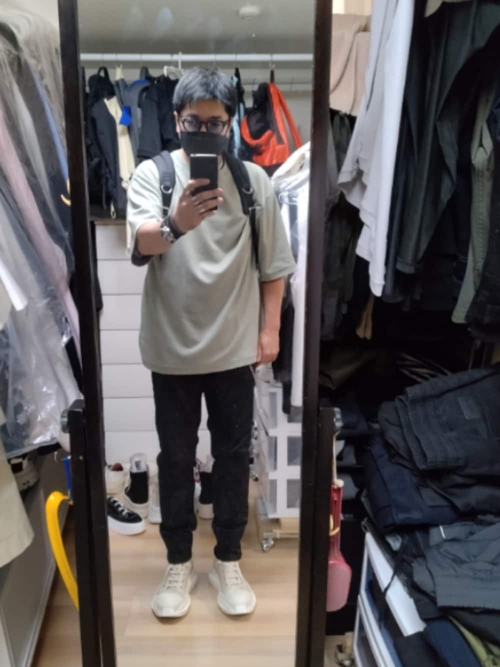 「DRKSHDWのAbstract Sneaks（スニーカー、ホワイト系）」を使った、高さん（メンズ・176cm）の秋コーディネートの1枚目の写真