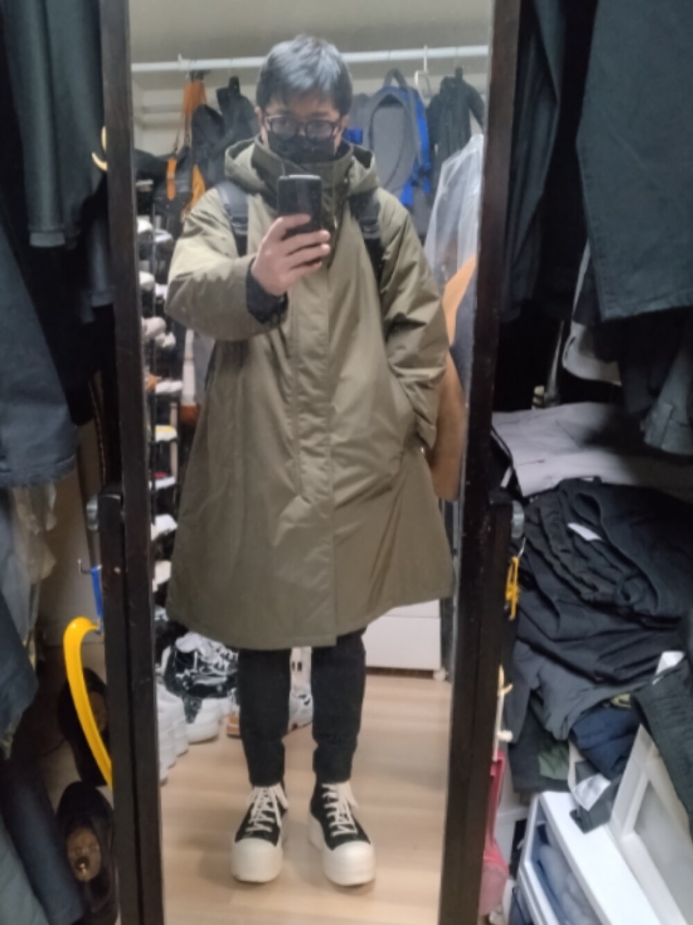 「DRKSHDWのMega Bumper Sneaks （スニーカー、ブラック系）」を使った、高さん（メンズ・176cm）の冬コーディネートの1枚目の写真