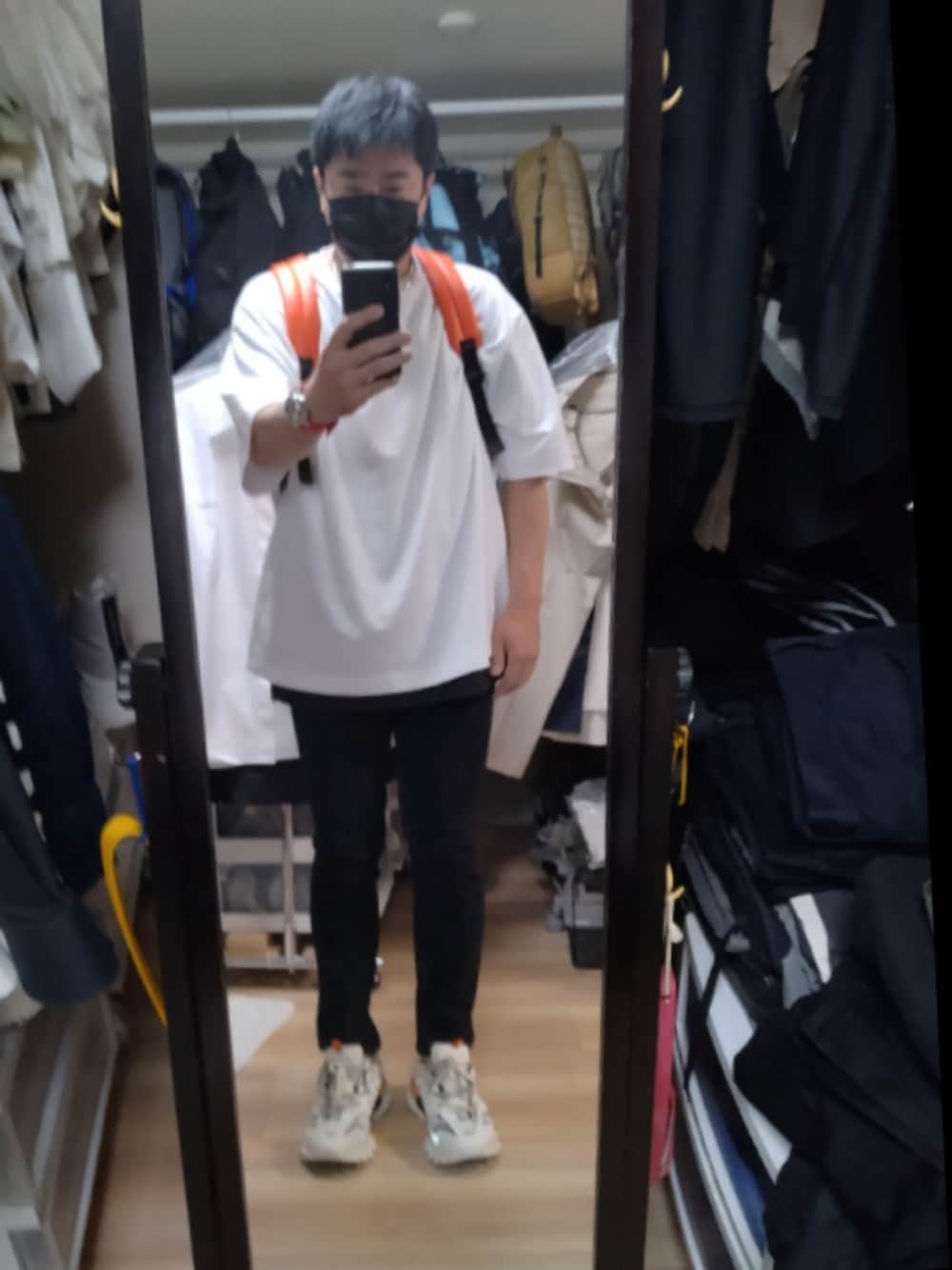 「BALENCIAGAのTrack Trainers（スニーカー、ホワイト系）」を使った、高さん（メンズ・176cm）の秋コーディネートの1枚目の写真