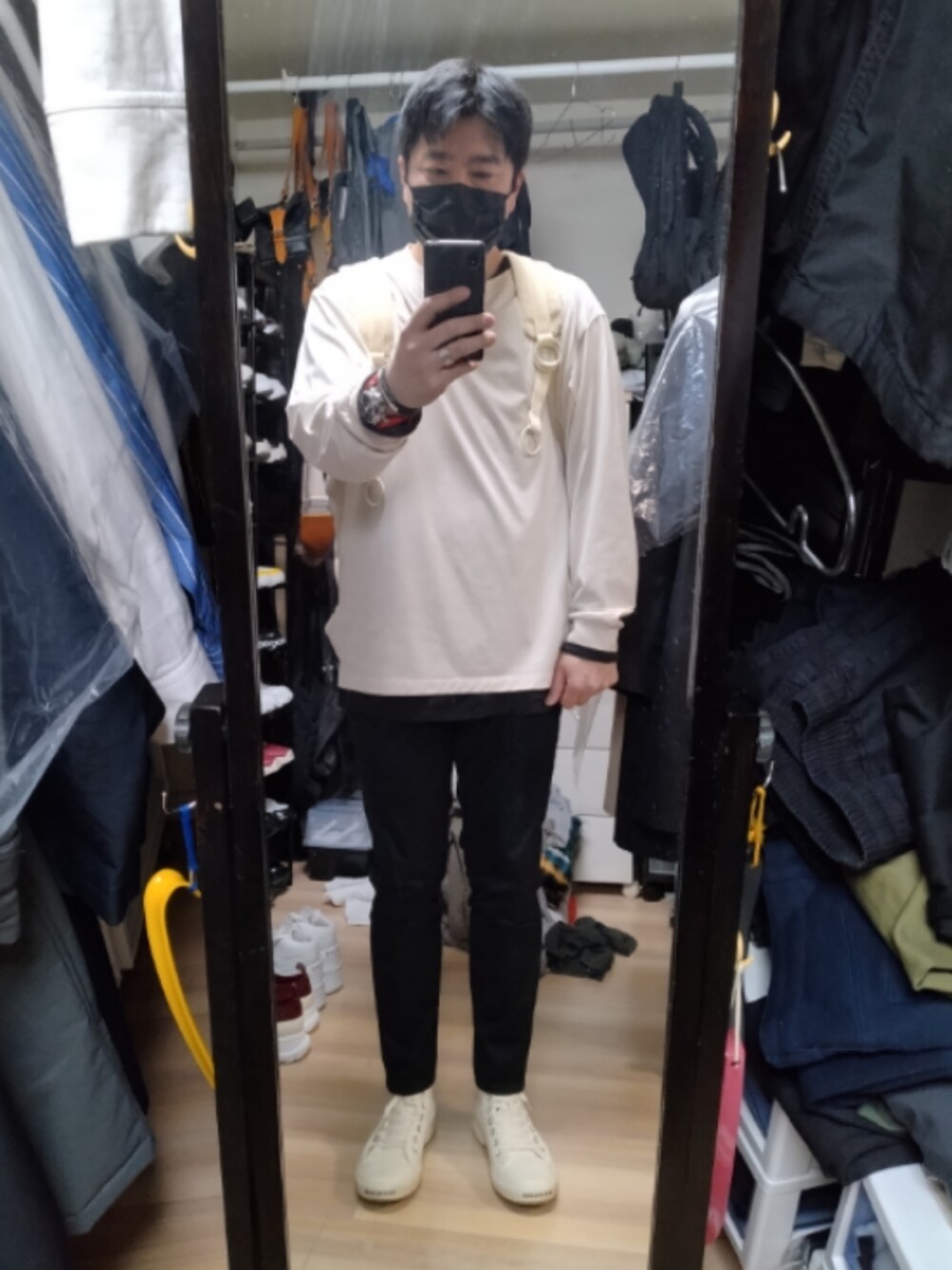 「BALENCIAGAのPARIS HIGH TOP（スニーカー、ホワイト系）」を使った、高さん（メンズ・176cm）の冬コーディネートの1枚目の写真