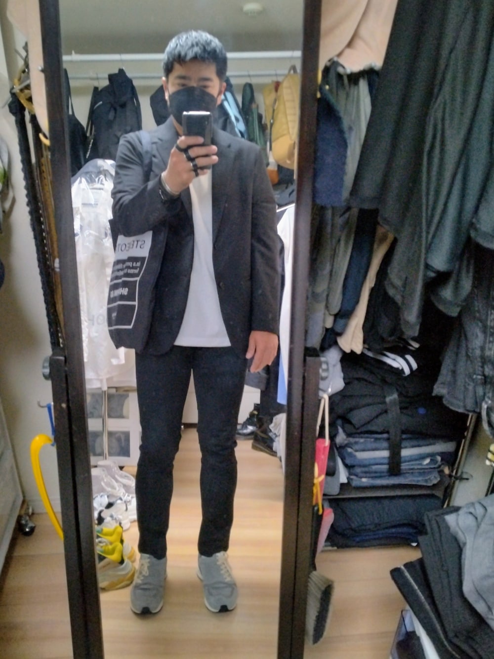 「foot the coacherのfoot the coacher × TAKAHIRO MIYASHITA The SoloIst.（スニーカー、グレー系）」を使った、高さん（メンズ・176cm）の秋コーディネートの1枚目の写真