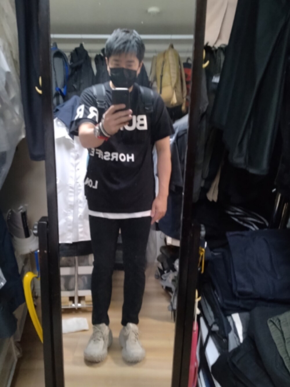 「BALENCIAGAのDefender（スニーカー、ベージュ系）」を使った、高さん（メンズ・176cm）の秋コーディネートの1枚目の写真