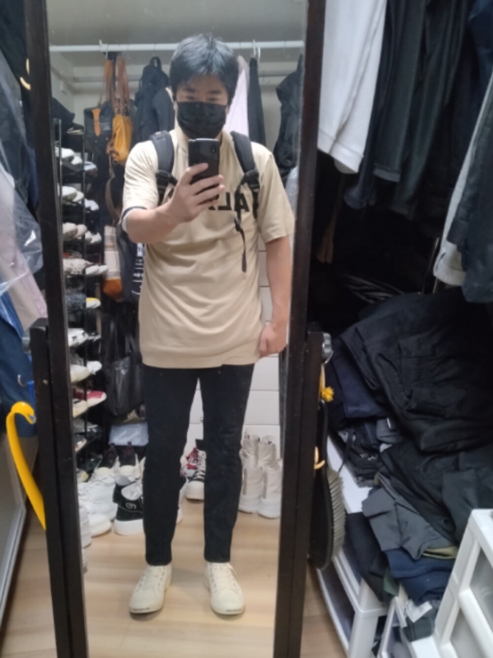 「BALENCIAGAのPARIS HIGH TOP（スニーカー、ホワイト系）」を使った、高さん（メンズ・176cm）の秋コーディネートの1枚目の写真
