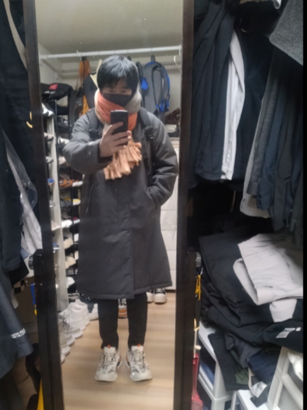 「BALENCIAGAのTrack Trainers（スニーカー、ホワイト系）」を使った、高さん（メンズ・176cm）の冬コーディネートの1枚目の写真