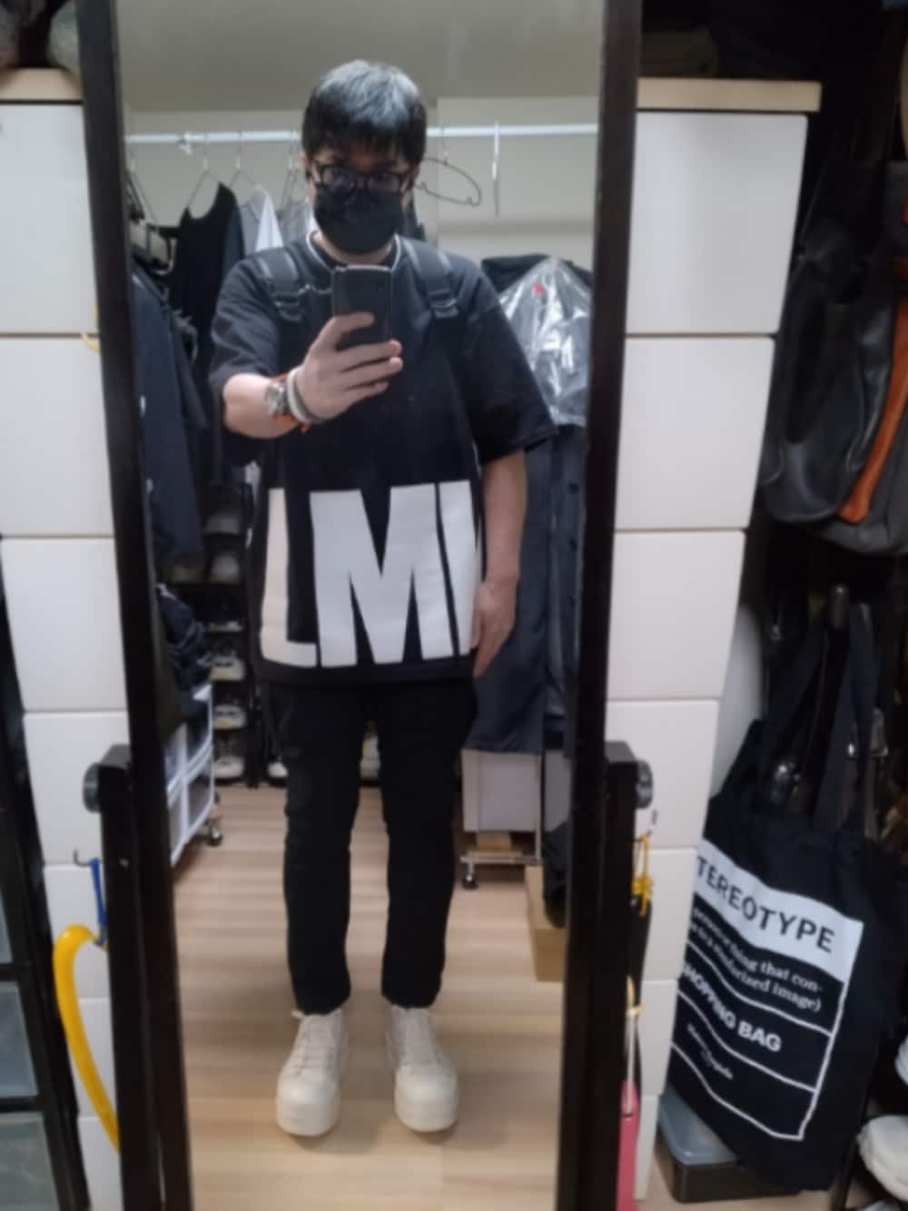 「DRKSHDW by RICK OWENSのアイテム（スニーカー、ホワイト系）」を使った、高さん（メンズ・176cm）の春コーディネートの1枚目の写真
