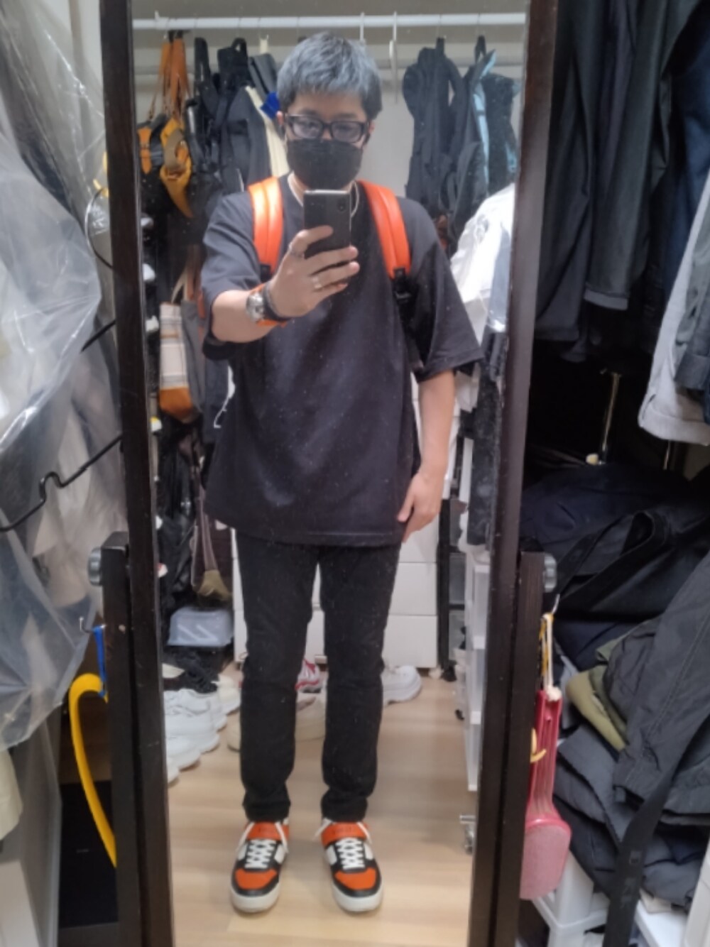 「CELINEのアイテム（スニーカー、オレンジ系）」を使った、高さん（メンズ・176cm）の夏コーディネートの1枚目の写真