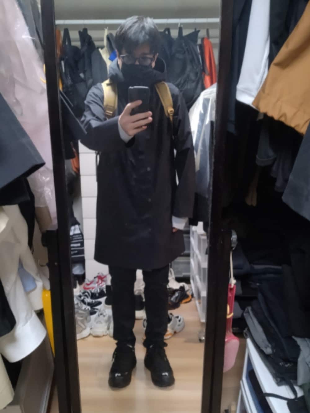 「BURBERRYのアイテム（スニーカー、ブラック系）」を使った、高さん（メンズ・176cm）の冬コーディネートの1枚目の写真