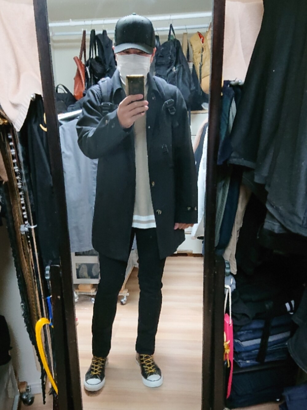 「BEAMSのBEAMS × CONVERSE（スニーカー、ブラック系）」を使った、高さん（メンズ・176cm）の冬コーディネートの1枚目の写真