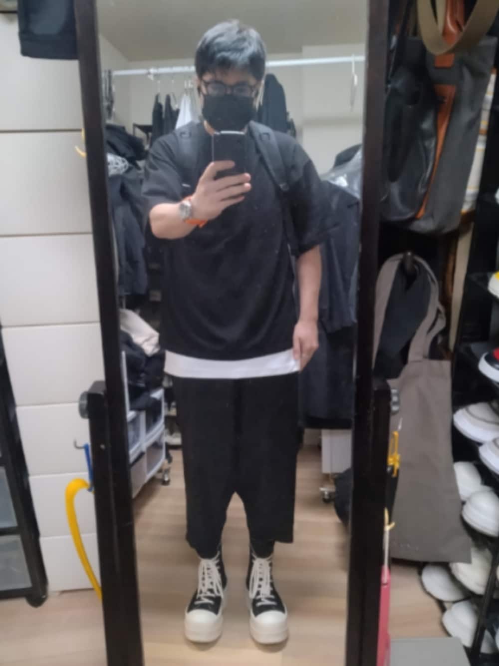 「DRKSHDWのMega Bumper Sneaks （スニーカー、ブラック系）」を使った、高さん（メンズ・176cm）の春コーディネートの1枚目の写真