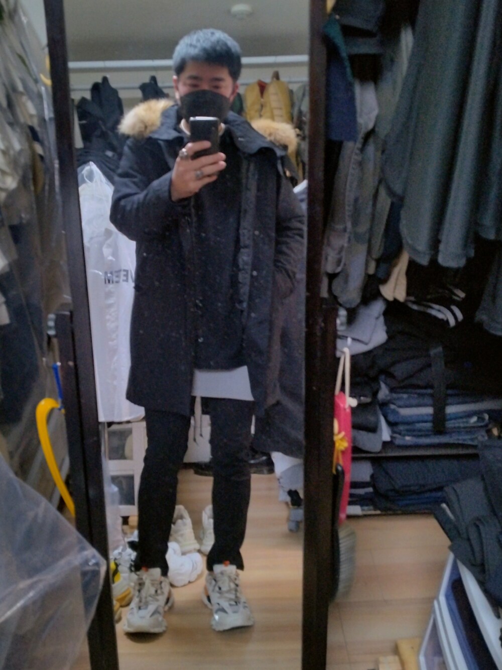 「BALENCIAGAのTrack Trainers（スニーカー、ホワイト系）」を使った、高さん（メンズ・176cm）の冬コーディネートの1枚目の写真