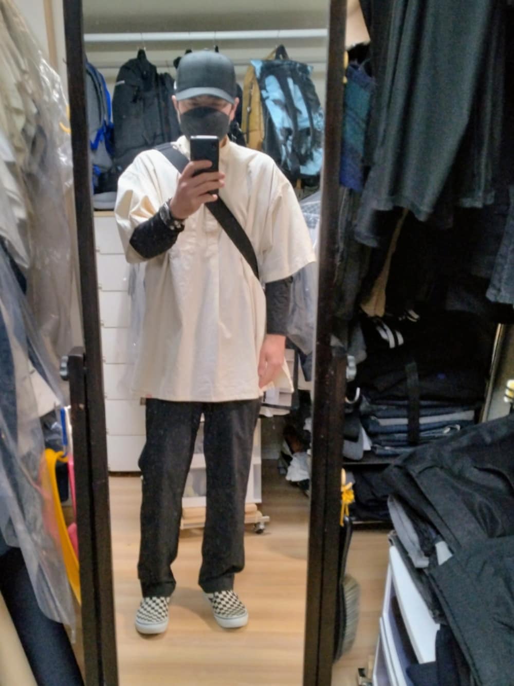 「VANSのVANS ヴァンズ SLIP-ON PRO VN0A347VAPK (CHECK)BLK/WHT（スリッポン、その他）」を使った、高さん（メンズ・176cm）の春コーディネートの1枚目の写真