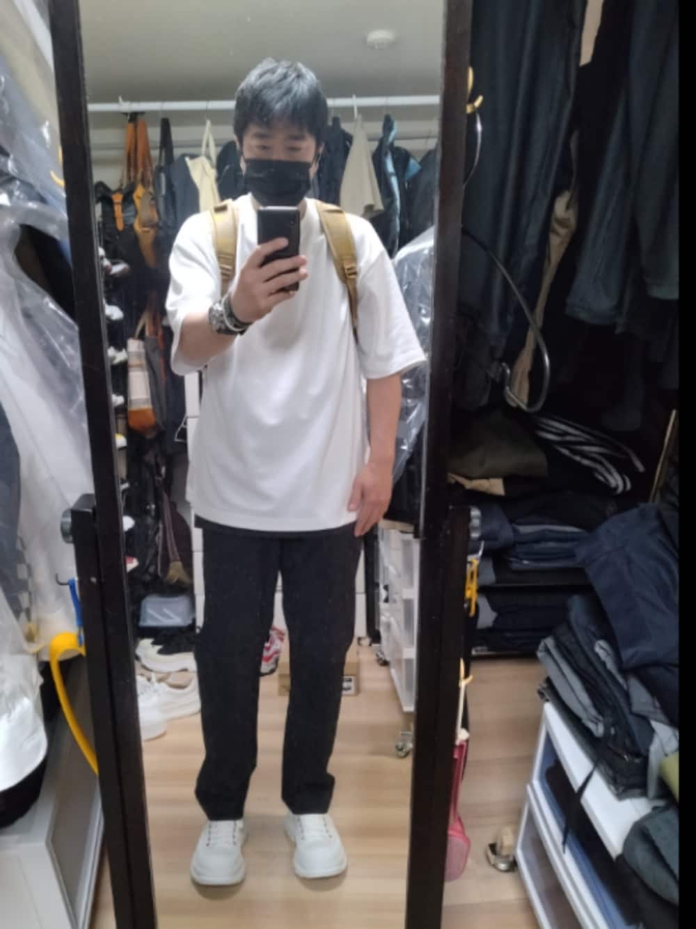 「Alexander McQueenのTread Slick（スニーカー、ホワイト系）」を使った、高さん（メンズ・176cm）の春コーディネートの1枚目の写真